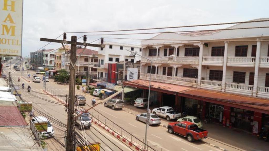 Lankham Hotel Pakse Buitenkant foto