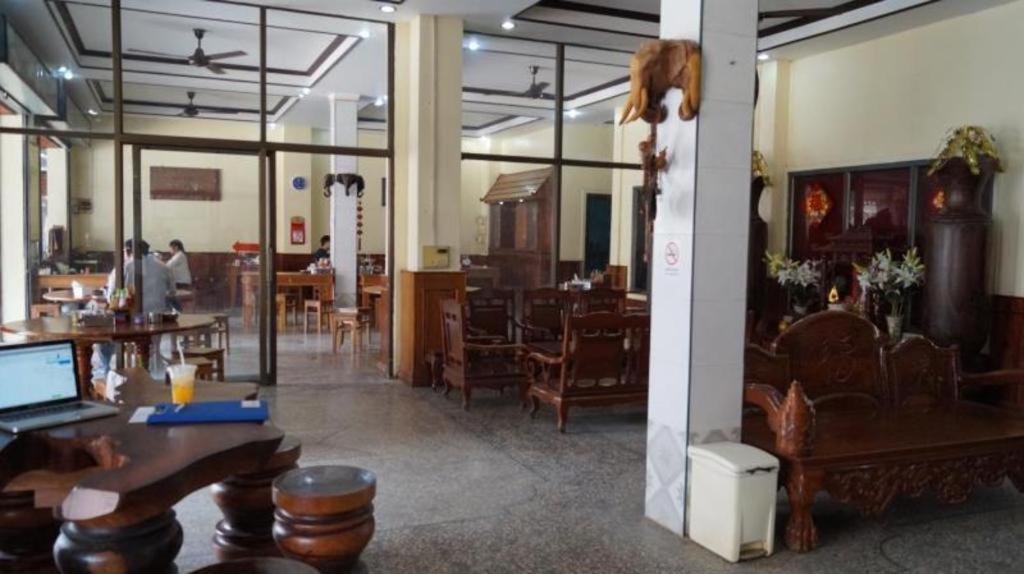 Lankham Hotel Pakse Buitenkant foto
