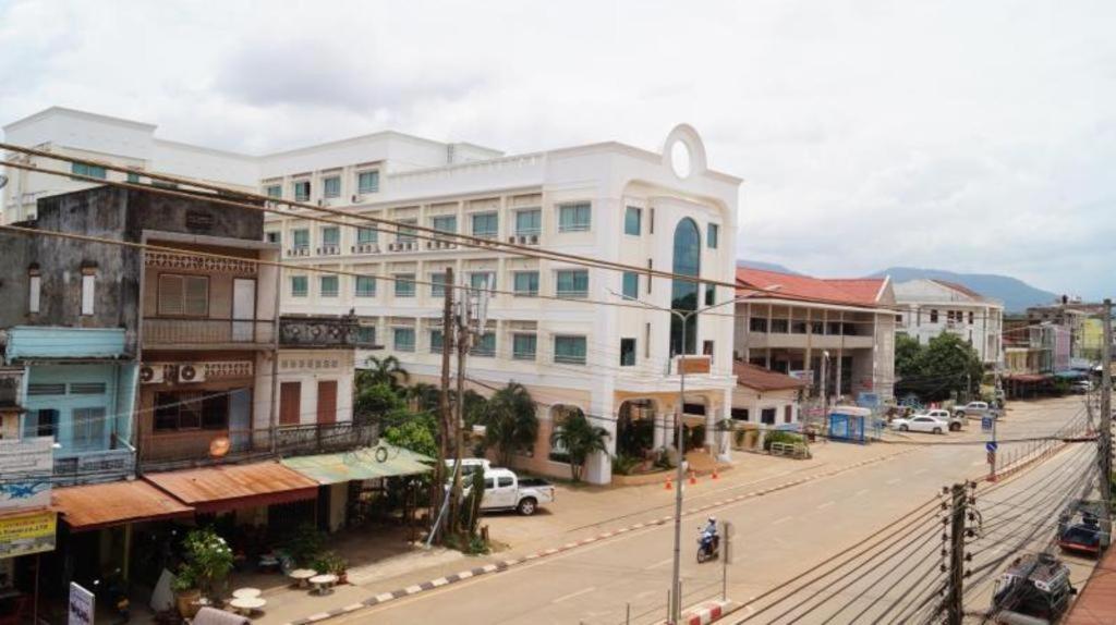 Lankham Hotel Pakse Buitenkant foto