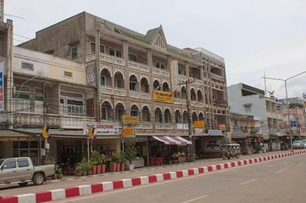 Lankham Hotel Pakse Buitenkant foto